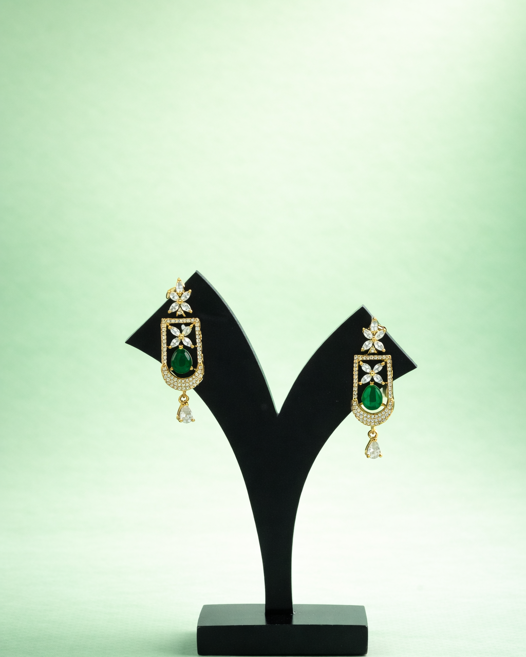 Sonakshi Emerald & White Chocker Necklace