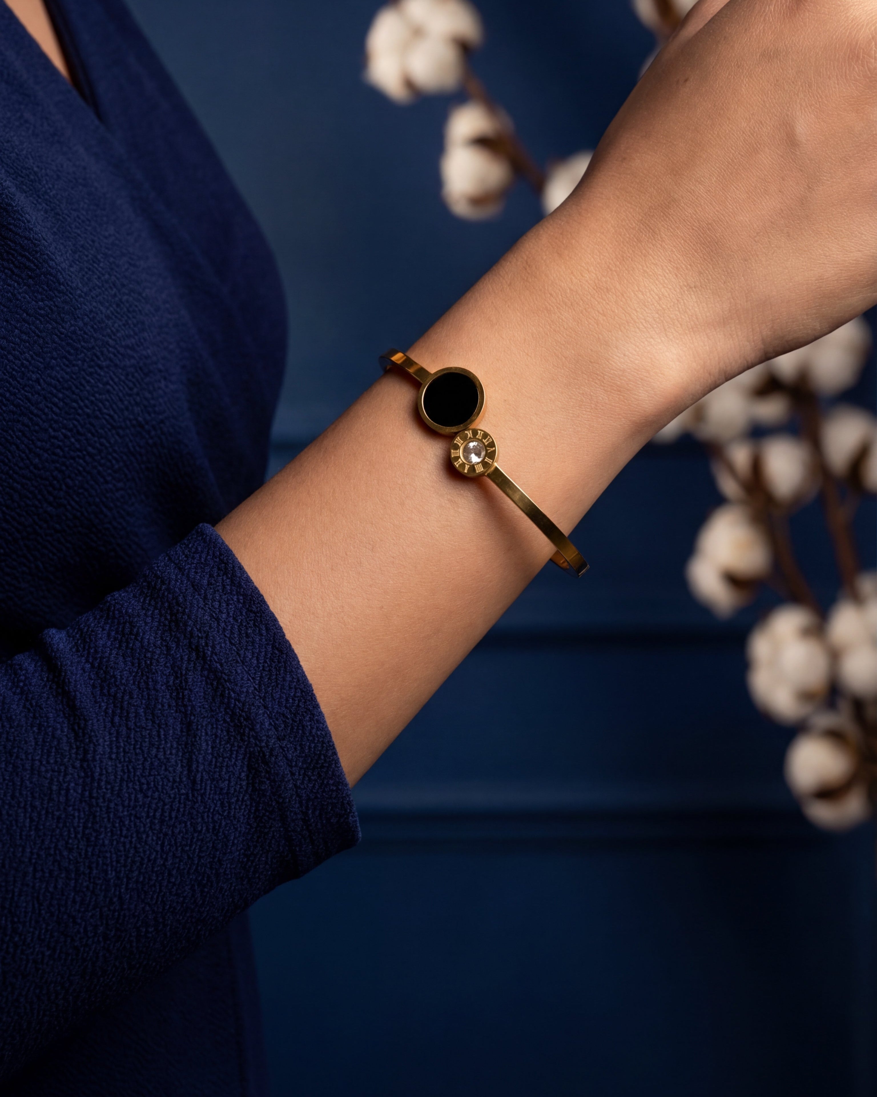 Woman wearing the Noir Dial gold bracelet