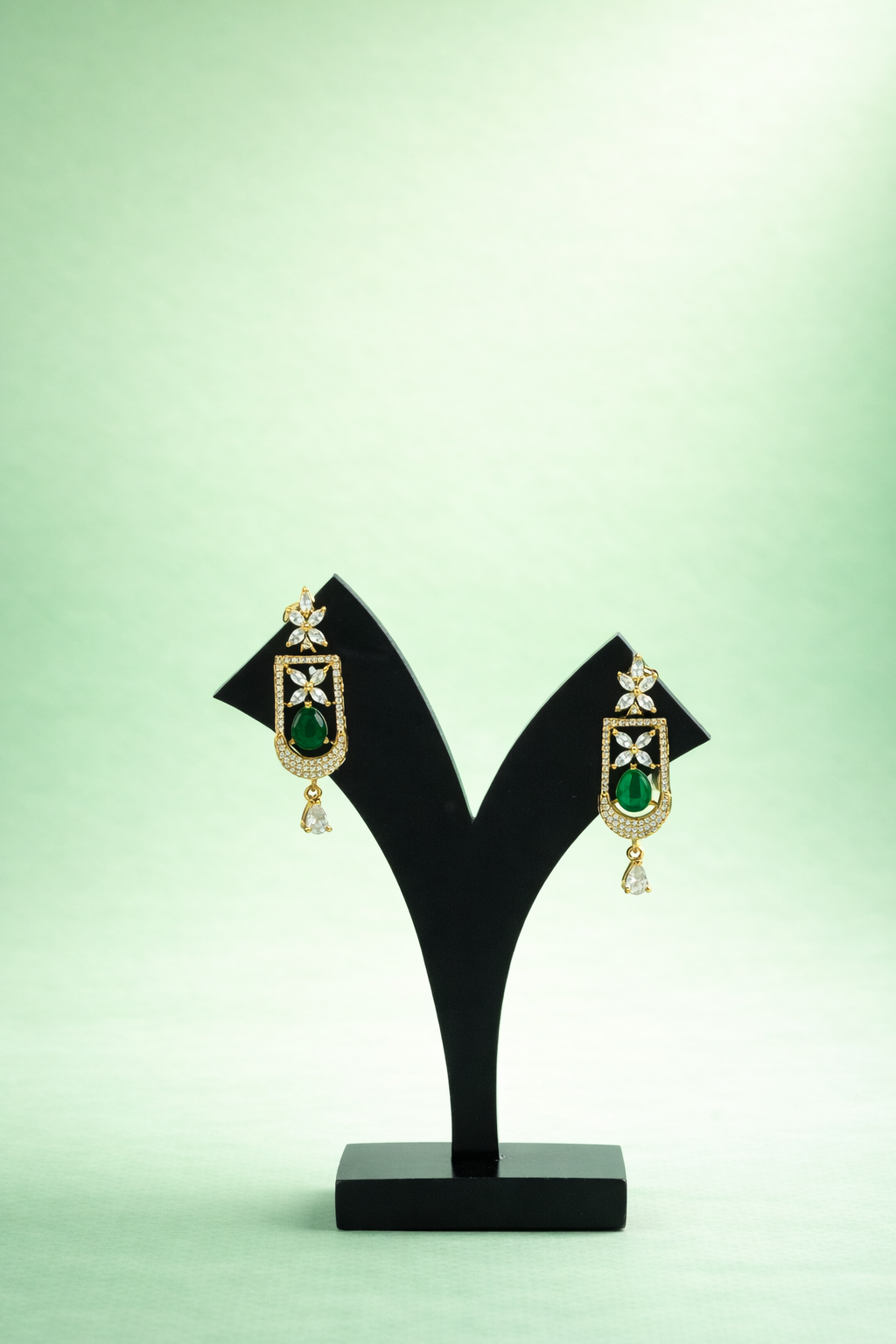 Sonakshi Emerald & White Chocker Necklace