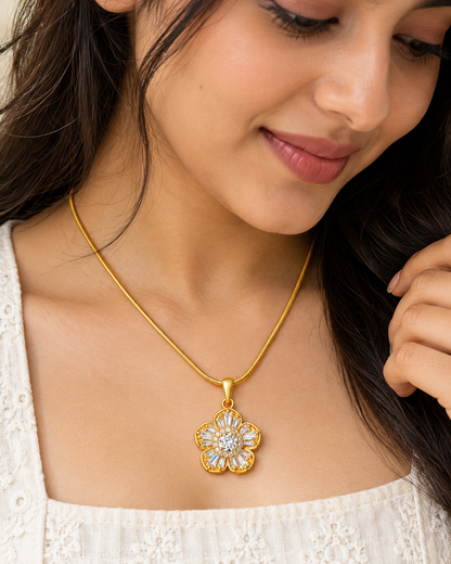 Minimalist Flower Pendant Gold Necklace